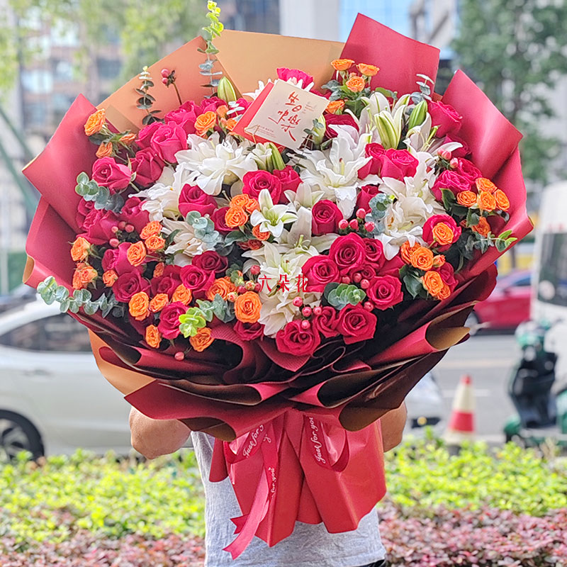 52朵红玫瑰百合，惊喜与甜蜜