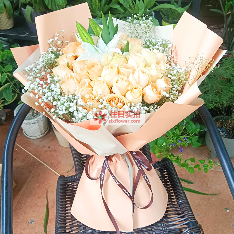 33朵香槟玫瑰百合，心里永远是你
