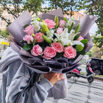 乌鲁木齐11朵戴安娜粉玫瑰百合，与你一起追逐梦想