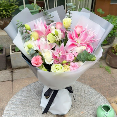 乌鲁木齐9朵玫瑰混搭百合，爱恋纯真无邪